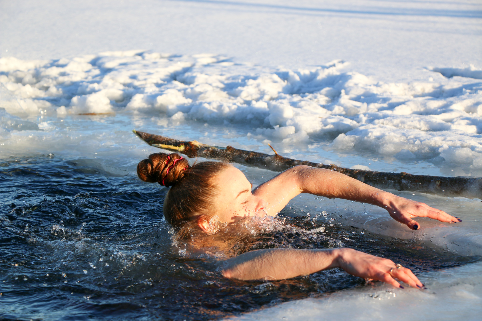 morsowanie kobieta kąpie się w lodowatej wodzie