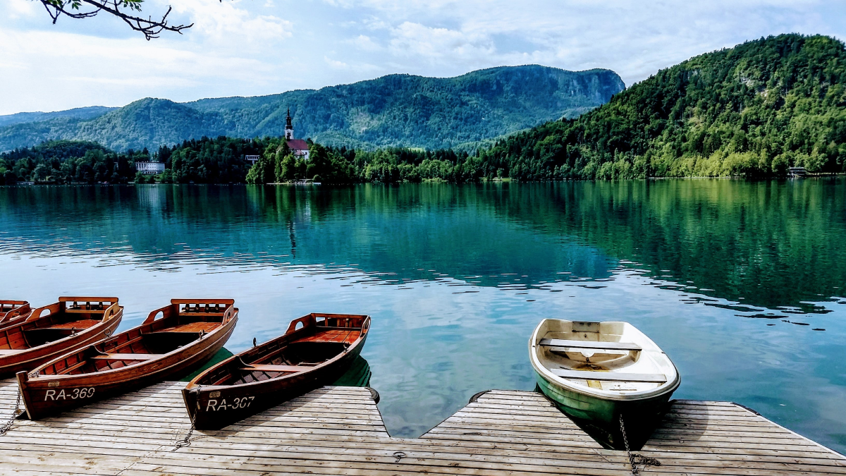 jezioro Bled, Słowenia, łódki w porcie
