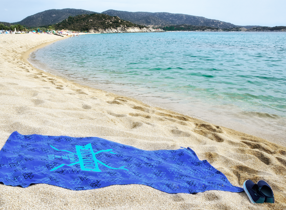 ręcznik plażowy i buty na plaży, akcesoria marki aquawave