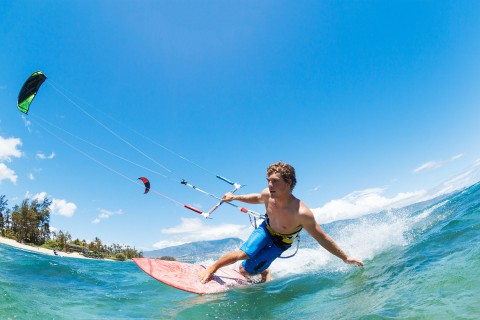 Czym jest surfing? Rekreacja i sport ekstremalny w jednym